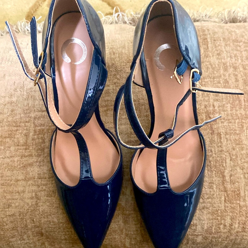 Brand New without tag Journee collection Navy with T straps size 8 - Picture 5 of 7